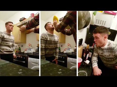 شاهد شاب يحطم بطيخة على رأس صاحبه