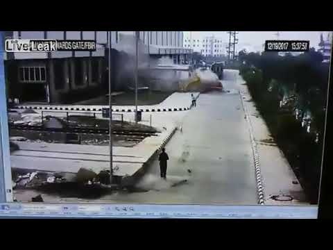 شاهد قطار يقتحم مبنى محطة ويخرج إلى الطريق