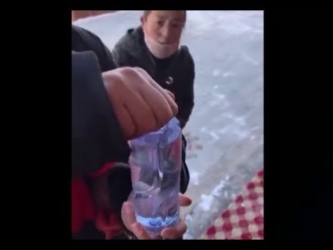 شاهد لقطات غريبة لتجمد زجاجة مياه لحظة فتحها