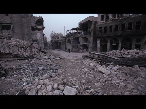 شاهد تاجر وحيد بين أنقاض خان الحرير في مدينة حلب