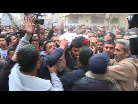 شاهد تشييع فلسطيني استشهد خلال مواجهات مع الجيش الإسرائيلي شمال غزة