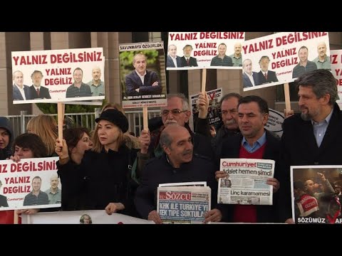 شاهد توتر مع استئناف محاكمة صحافيي جمهورييت التركية المعارضة