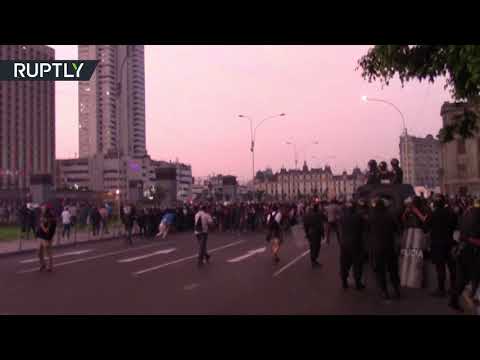 شاهد الشرطة تقمع نحو 5 آلاف مواطن خرجوا إلى شوارع عاصمة بيرو ليما