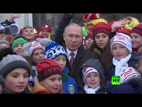 شاهد الرئيس بوتين يلتقى بالأطفال في ساحة الكرملين