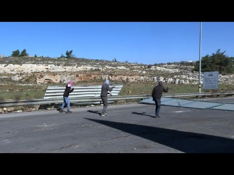 شاهد اشتباكات في الضفة بين متظاهرين وقوات إسرائيلية