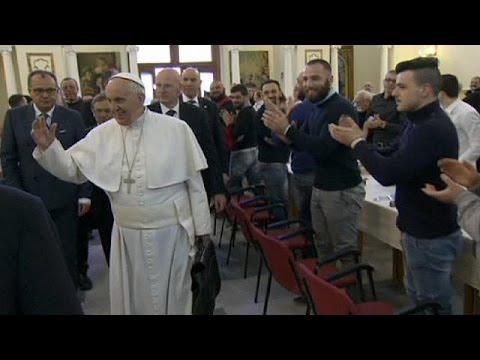 البابا فرانسيس يزور سجنًا في نابولي شاهد