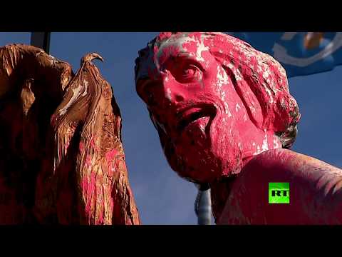 شاهد مجهولون يدهنون تمثال جنرال كونفدرالي بلون الدم