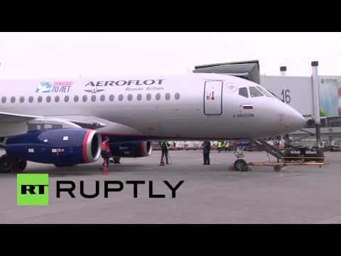 طائرة برموز عيد النصر تحلق في سماء موسكو