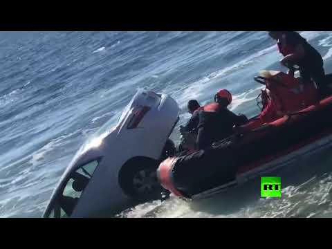 شاهد إنقاذ رجل سقطت سيارته في مياه خليج المكسيك