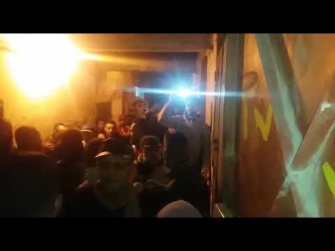 شاهد الفاسيون يحاصرون أجنبيا بسبب تهمة الفساد مع القاصرات