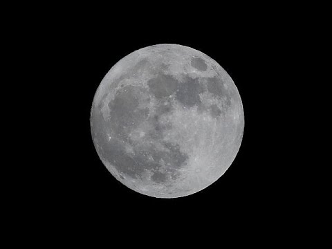 شاهد لحظات جميلة لاكتمال القمر في أول أيام العام الجديد