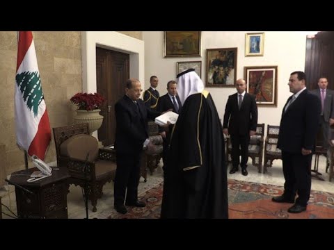 شاهد السفير السعودي يسلم أوراق اعتماده للرئيس اللبناني