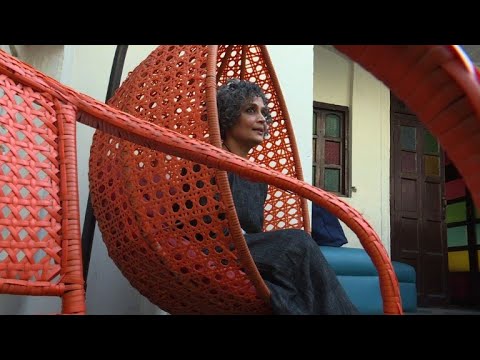 شاهد أرونداتي روي صوت لا يخفت لصحوة المجتمع الهندي