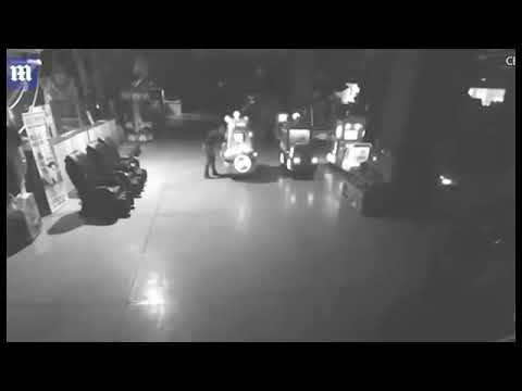 شاهد رجل يختبئ داخل مركز تسوق مع طفله حتى موعد الإغلاق