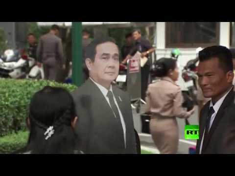 شاهد مجسم كرتوني بصورة رئيس وزراء تايلاند يتحدث مع الصحافيين