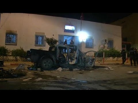 شاهد مجهولون يحرقون سيناغوغ في جربة