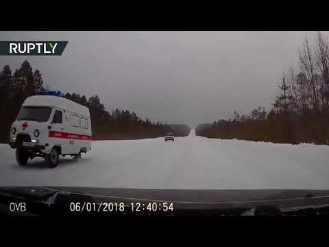 شاهد سيارة إسعاف دون إحدى عجلاتها تسعف مريضا