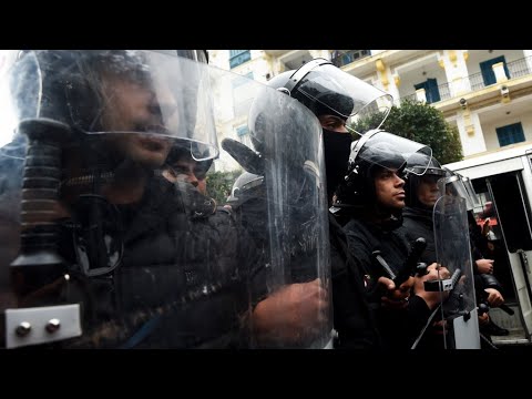 شاهد صدامات ليلية جديدة في الكثير من المدن التونسية