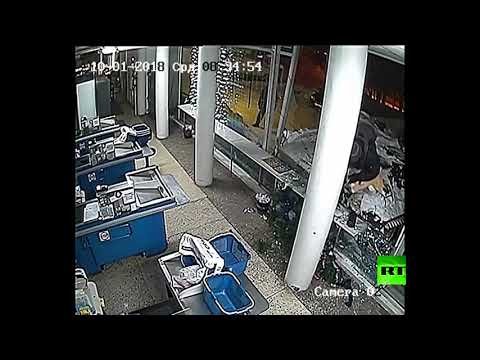 شاهد مقطع مصوّر من داخل محل اقتحمته دبابة شمال روسيا