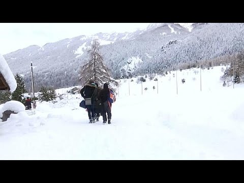 شاهد رحلة 3 مهاجرين أثناء محاولة دخول فرنسا