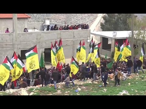 شاهد تشييع شابين فلسطينيين استشهدا برصاص القوات الإسرائيلية في نابلس وغزة