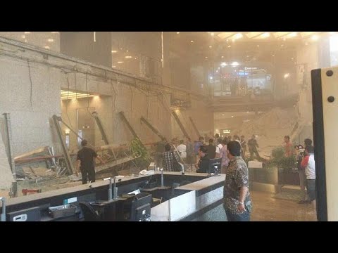شاهد عشرات الجرحى في انهيار طابق في مقر بورصة جاكرتا