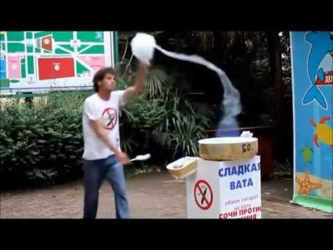 صانع حلوي يستعرض مهارته في الرقص