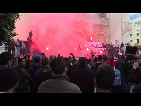 شاهد تونس تحيي الذكرى السابعة لثورتها في أجواء متوترة