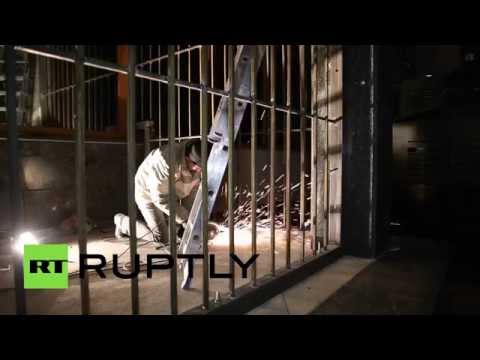 أولغارشي أوكراني يحارب ملك الشوكولا