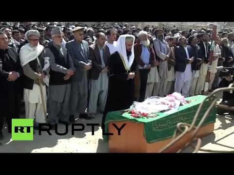 مئات الأشخاص يشيعون جثمان امرأة اتهمت بحرق القرآن