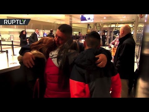 بالفيديو فيديو حزين لرجل يودع عائلته بعد ما طردته أميركا
