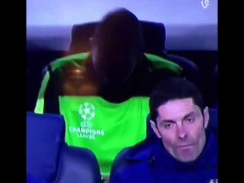 إدين دجيكو يفتعل حركة غريبة لإصابته بصدمة من أداء ميسى