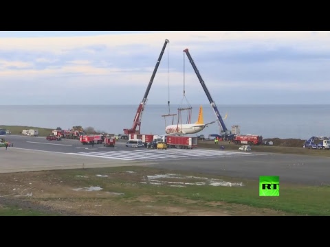 شاهد سحب الطائرة التركية المنزلقة إلى البحر