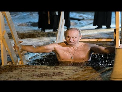 شاهد بوتين يحتفل بعيد الغطاس في بحيرة متجمدة