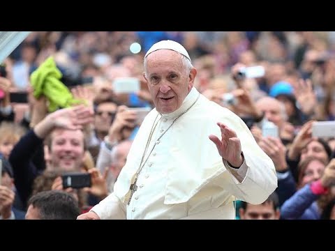بالفيديو البابا فرنسيس يوقف موكبه بسبب هياج حصان