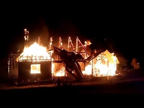 شاهد إضرام النار في كنيسة في تشيلي