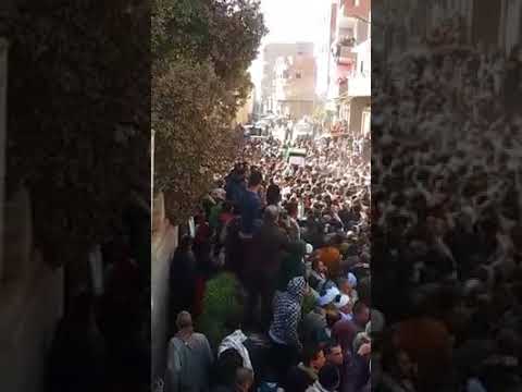 شاهد الآلاف يُشيعون جثمان أشهر قارئ قرآن في أسيوط