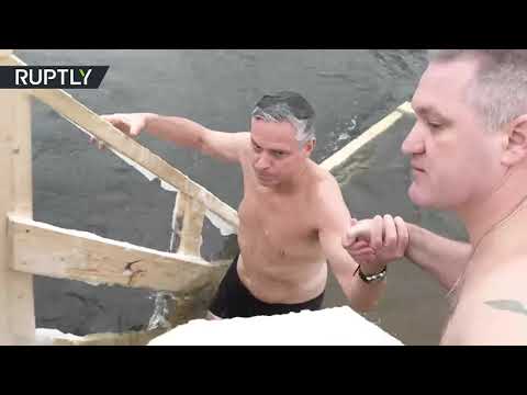 شاهد السفير الأميركي في روسيا يشارك في فعاليات عيد الغطاس