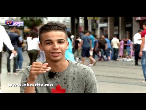 شاهد شــاب مغربي يبدع في ألعاب الخفة في ساحة ماريشال