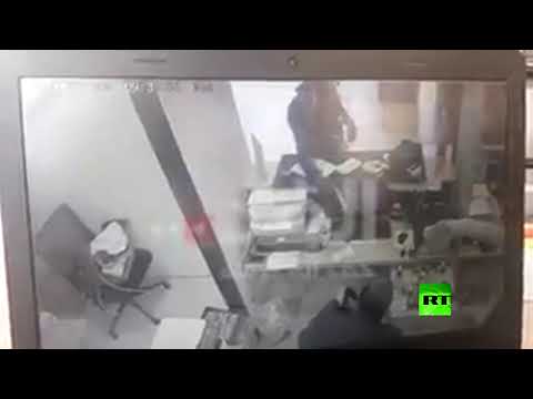 كاميرات المراقبة توثق لحظة تعرض أحد بنوك الأردن للسطو