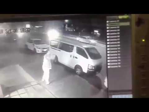 شاهد ماذا فعل مصري مع 3 أشخاص حاولوا سرقة مطعم بالسعودية