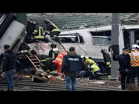 شاهد مقتل ثلاثة أشخاص في حادث قطار بإيطاليا