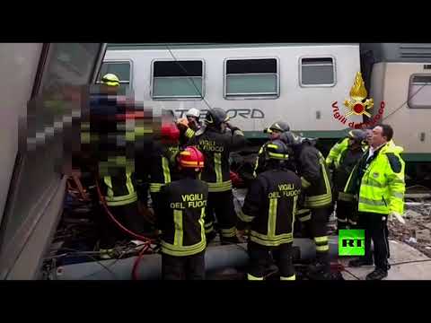 شاهد رجال الطوارئ الإيطاليون ينقذون ركاب القطار المنكوب من تحت الركام