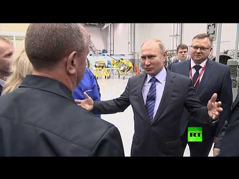 شاهد عامل يطرح سؤالاً فبادره بوتين بالعناق