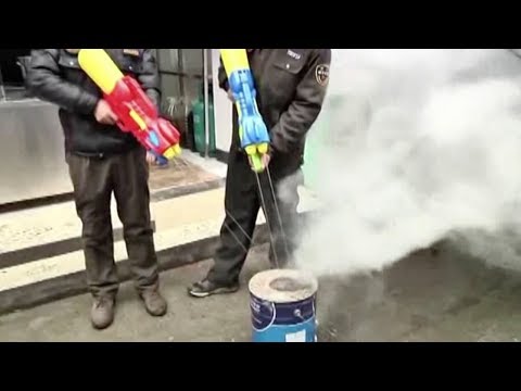شاهد الشرطة الصينية تستخدم مسدسات مياه لإطفاء مواقد الفحم الغير قانونيةشاهد الشرطة الصينية تستخدم مسدسات مياه لإطفاء مواقد الفحم الغير قانونية