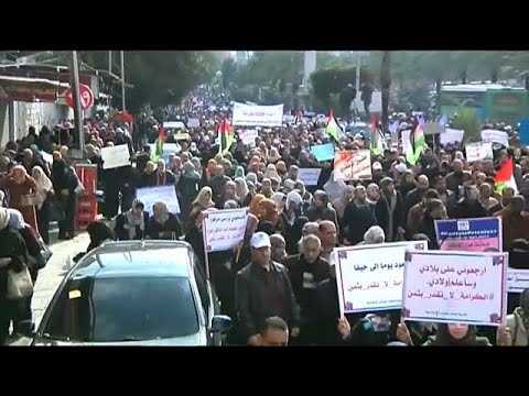 شاهد مظاهرة وإضراب عام لموظفي أونروا في غزة