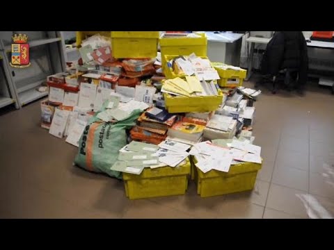 شاهد نصف طن من الرسائل في بيت ساعي بريد إيطالي غير مخلص