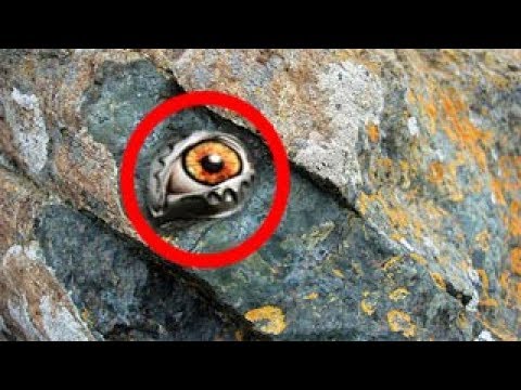 شاهد سعودي يعثر على خاتم من قديم الزمن