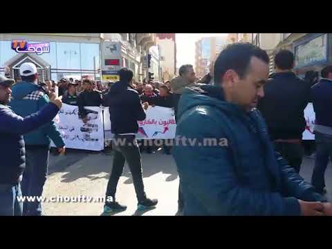 شاهد مهنيوو النقل يشلون حركة السير بوجدة احتجاجًا على غلاء أسعار المحروقات