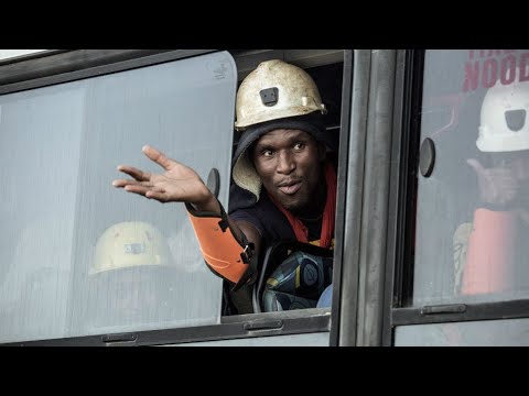 شاهد خروج قرابة ألف عامل سالمين كانوا عالقين في منجم تحت الأرض